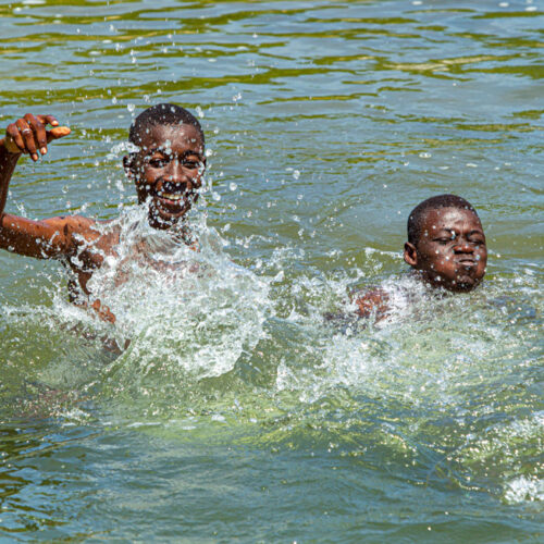 enfants eau jeux haiti