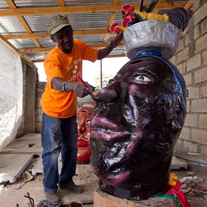 homme art papier maché culture haiti
