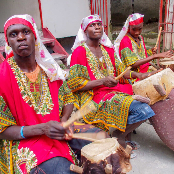 hommes fêtes tenues traditionnelles tambour haitien